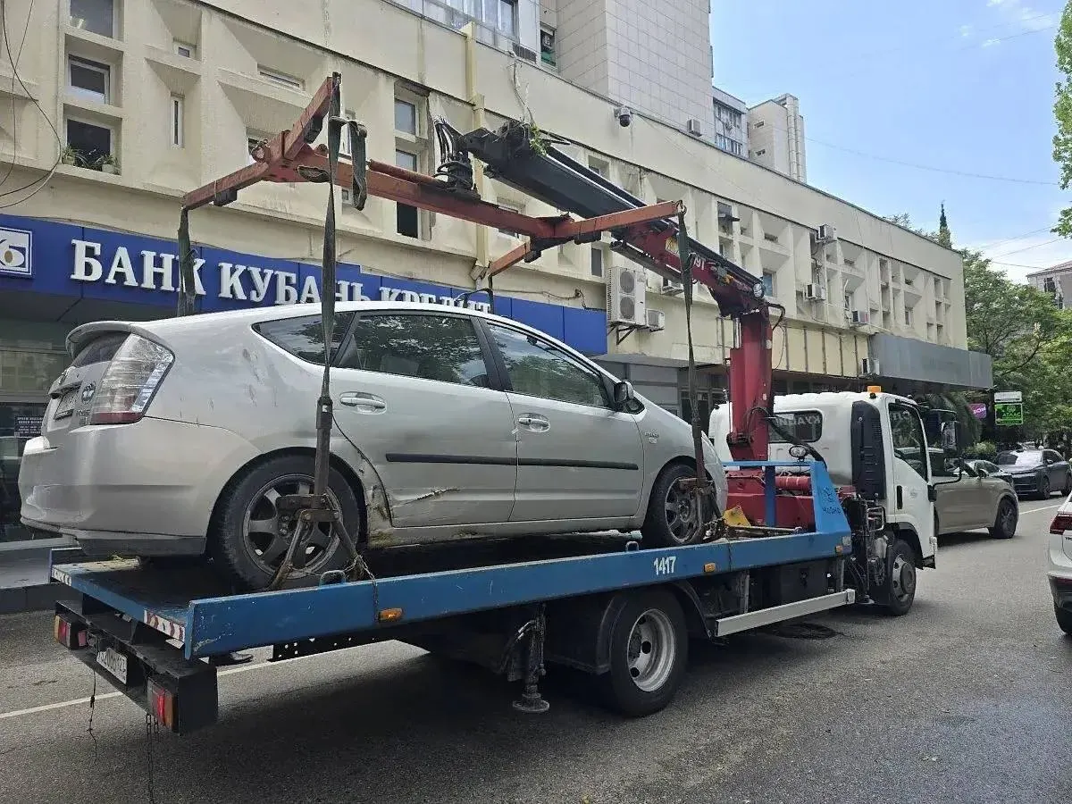 Перед туристическим сезоном в Сочи усилили контроль за парковкой: в центре города за несколько часов на штрафстоянку отправили 17 машин.