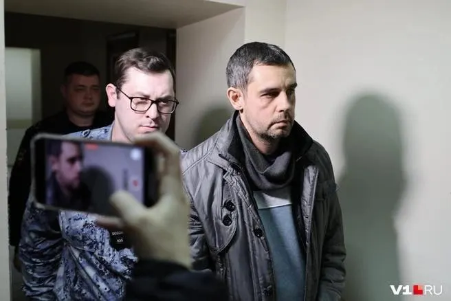 Журналист подозревается в крупном вымогательстве у главврача поликлиники Дзержинского района. Ему продлили арест до 23 июня 2026 года.