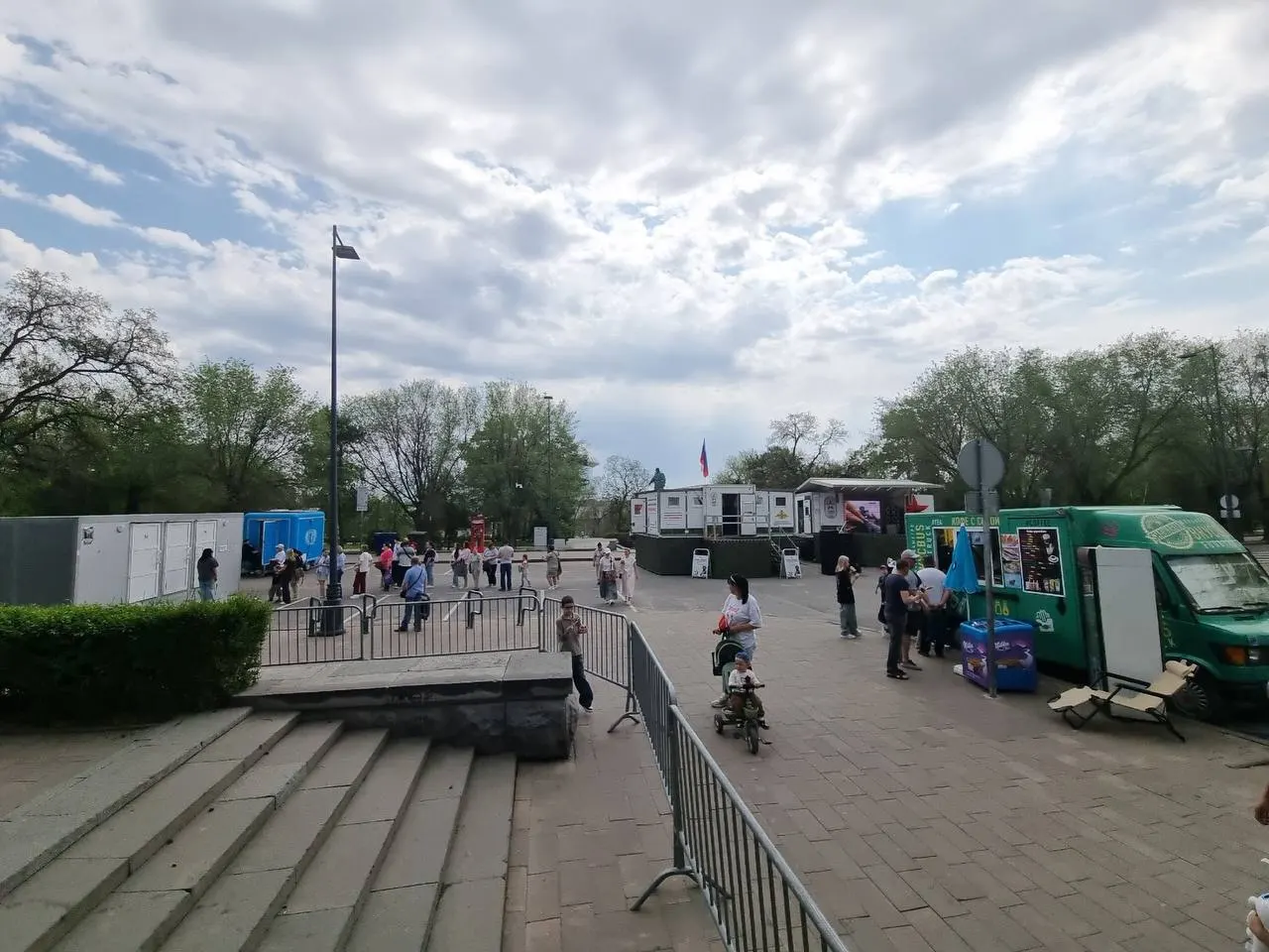 Пункт установлен у памятника Хользунова в центре Волгограда — между мобильной кофейней и очередью в стационарный туалет.