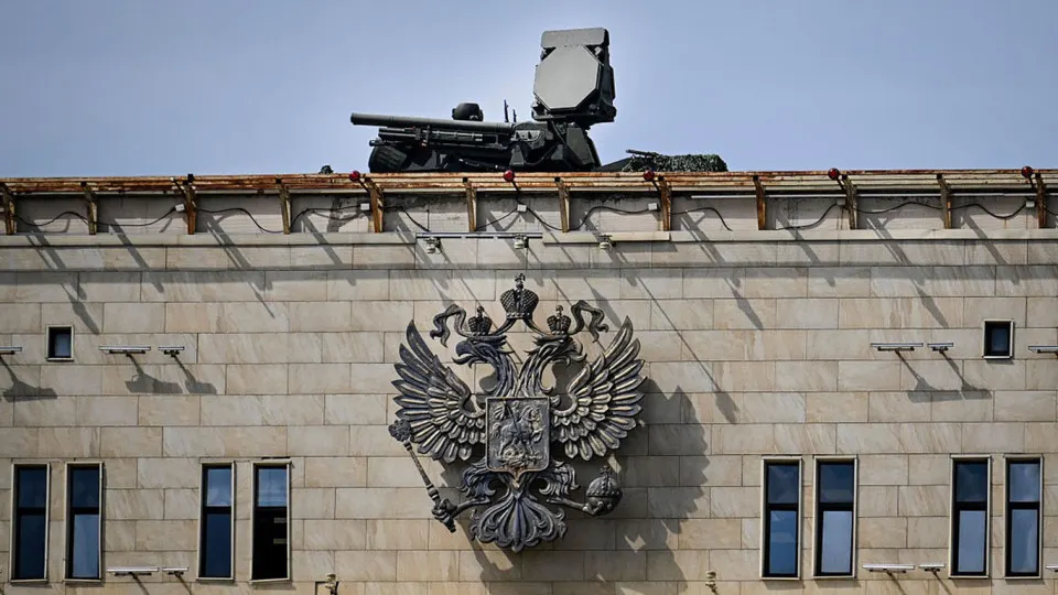 В преддверии парада 9 мая в Москву перебрасывают большое количество средств ПВО. Командующий украинскими беспилотными силами предупредил, что удары пойдут по менее защищённым энергетическим и военным объектам на периферии, где Россия оставила уязвимые участки.