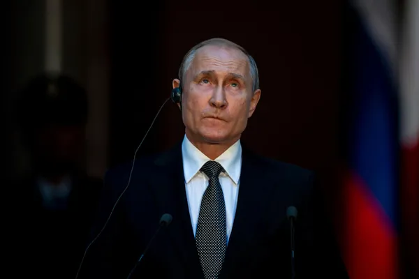 Аналитики зафиксировали резкое сокращение числа упоминаний президента в каналах государственных информационных агентств — в отдельных случаях в 2–3 раза. Падение началось после сообщений об атаке дронов на резиденцию на Валдае; одновременно отмечаются сокращение поездок и усиление мер безопасности.