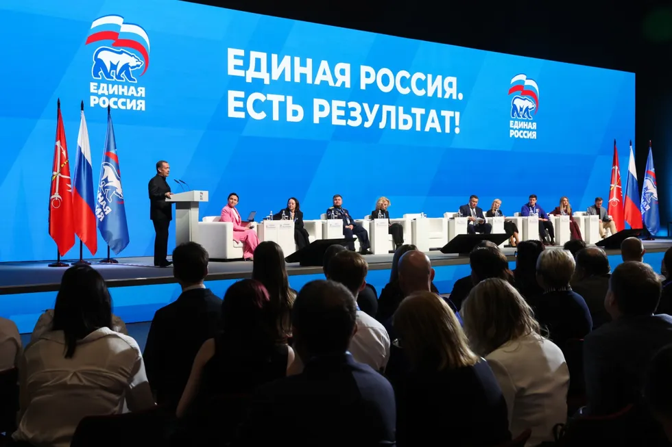 Политблок администрации президента рекомендовал государственным и лояльным СМИ реже употреблять слово «запрет» в заголовках и материалах, заменять его на более мягкие формулировки и подчёркивать «позитивные» инициативы партии власти.