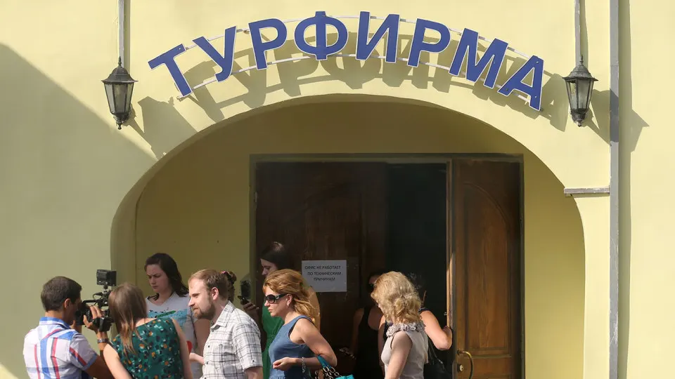 В первом квартале 2026 года отрасль туристических услуг в России понесла значительные потери: ликвидировано примерно 1,2 тыс. компаний, сократилось число офисов и упали продажи.