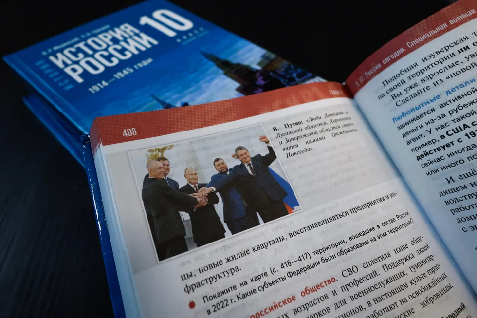 Учебники для 6–9 классов переписаны так, чтобы вплетать современные политические проекты в рассказ о далёком прошлом, смягчать неудобные факты и формировать у детей лояльность вместо навыка критического анализа.