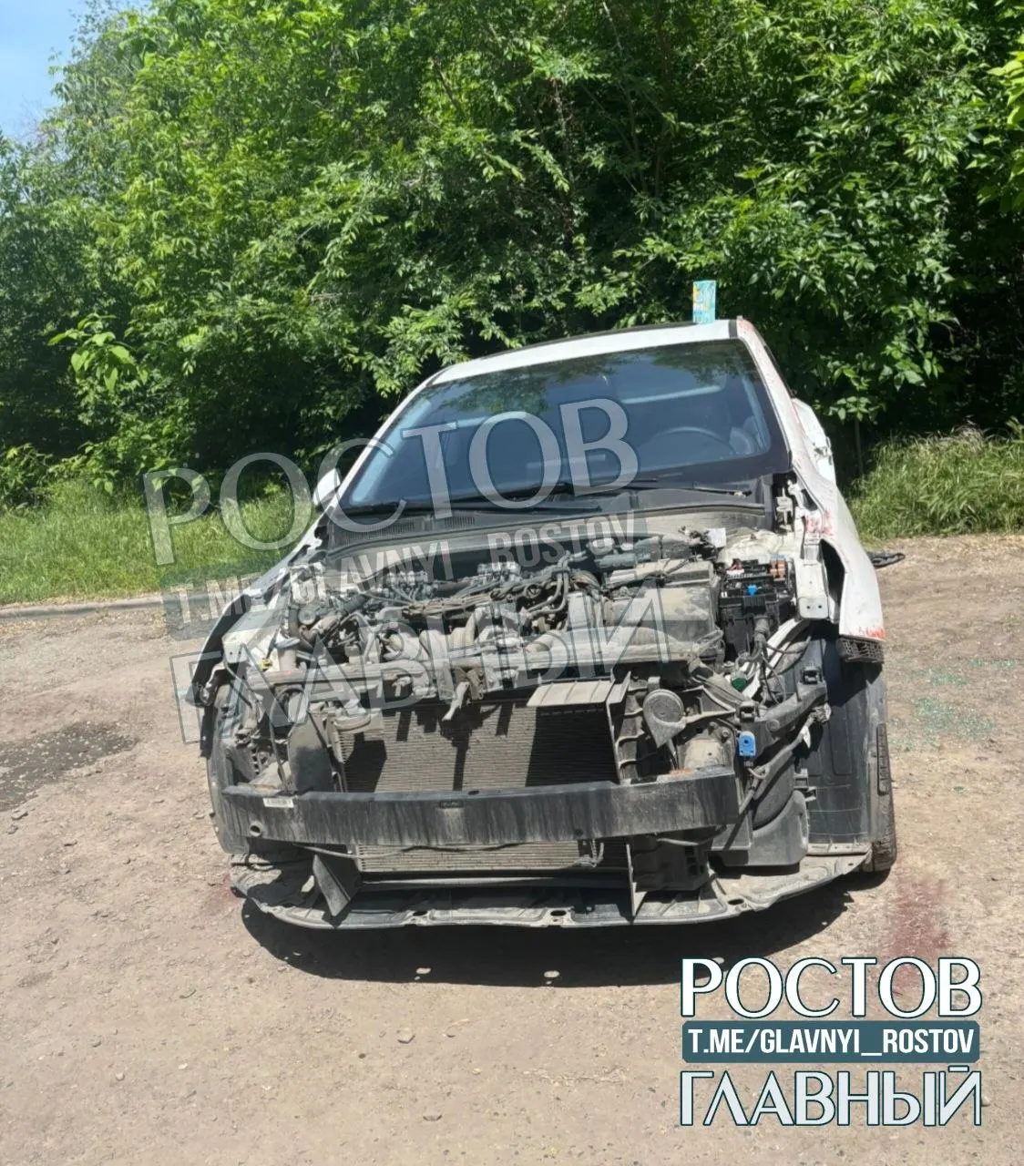 В ночь на 25 мая у дома на улице 40‑летия Победы в Ростове-на-Дону с Kia K3 сняли двери, капот, фары и другие детали; очевидцев просят связаться с хозяйкой.