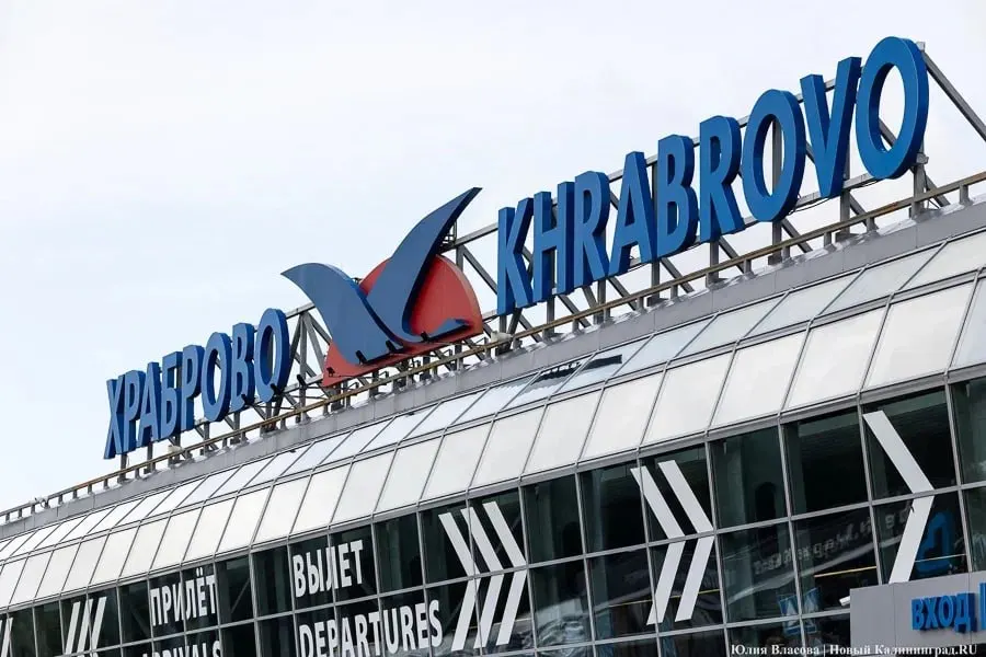 В калининградском аэропорту «Храброво» из‑за временных ограничений в воздушном пространстве Ленинградской области задержаны 20 рейсов и отменены 6. Пострадали направления в Москву, Санкт‑Петербург, Новосибирск, Иваново и Волгоград.