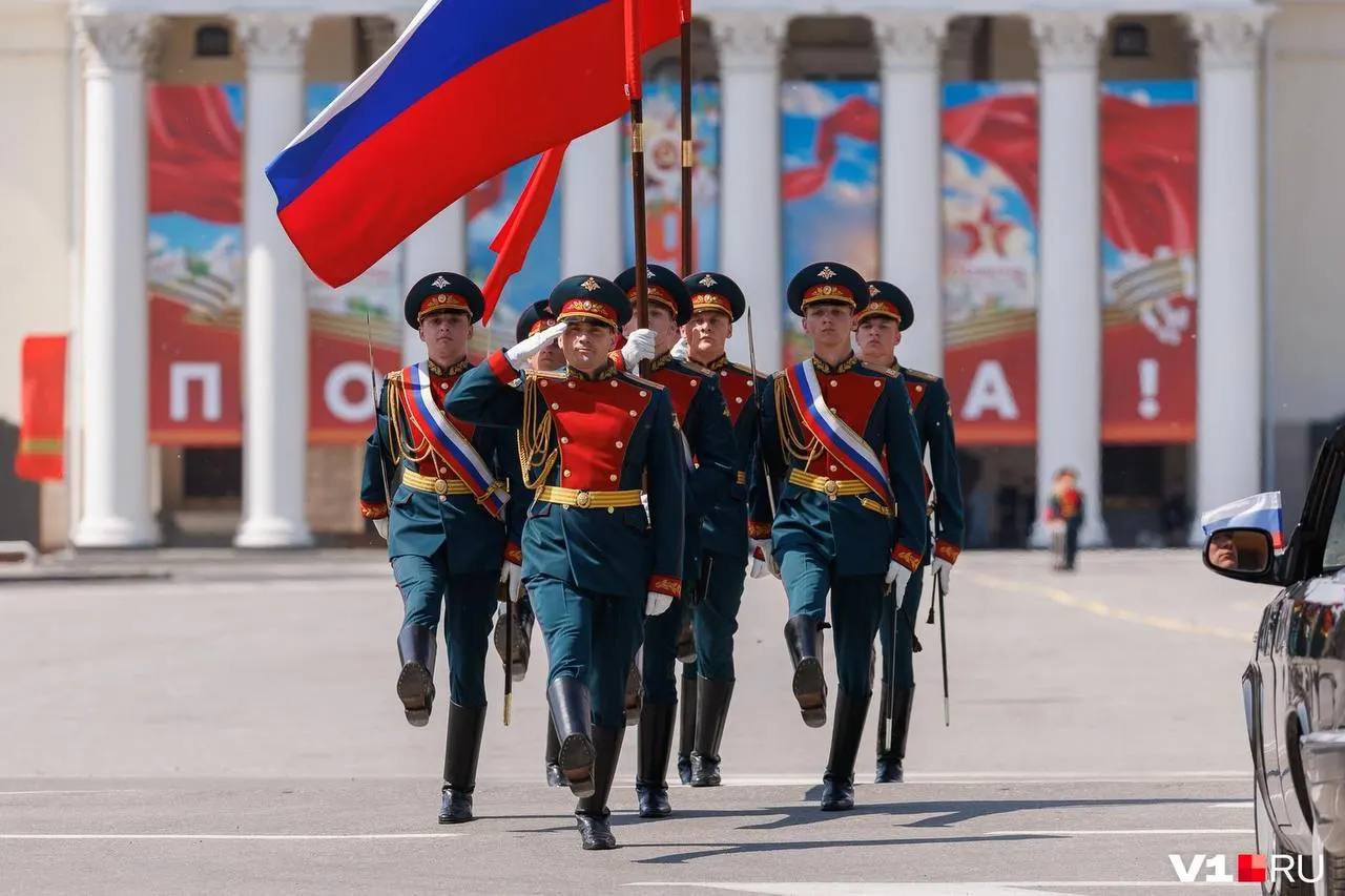 Во время торжественной церемонии на площади Павших Борцов были внесены Государственный флаг РФ и копия Знамени Победы. Возглавляли знамённые группы гвардии старший лейтенант Илья Стафеев и гвардии сержант Егор Чурилов; флаги несли гвардии сержант Захар Пелиганко и гвардии ефрейтор Всеволод Васюков.
