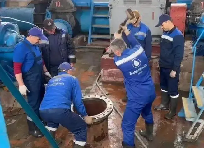 Аварийные работы на водоводе начнутся завтра в 9:00. Жителям центральных районов рекомендуют заранее запастись водой.