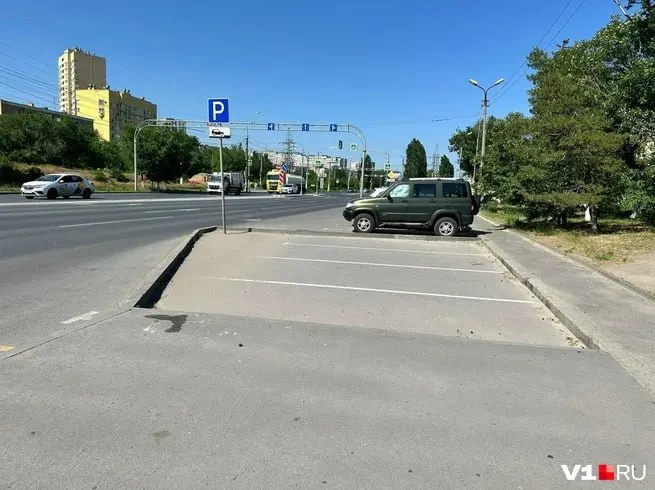 В Советском районе появились новые парковочные карманы со знаками и разметкой, но заезд на них перегорожен тротуаром и высоким бордюром.