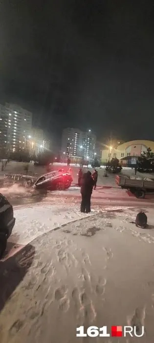 Жильцы дома на Измайловском, 25 в Суворовском микрорайоне Ростова‑на‑Дону жалуются: несколько лет вода из люков размывает фундамент, заливает подвал и создаёт угрозу безопасности — ремонты проблему не устранили.
