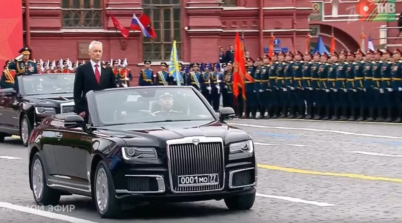Во время смотра войск министр обороны показал кабриолет Aurus. Этот конкретный автомобиль собран в Москве, аналогичные модели производят в Елабуге.