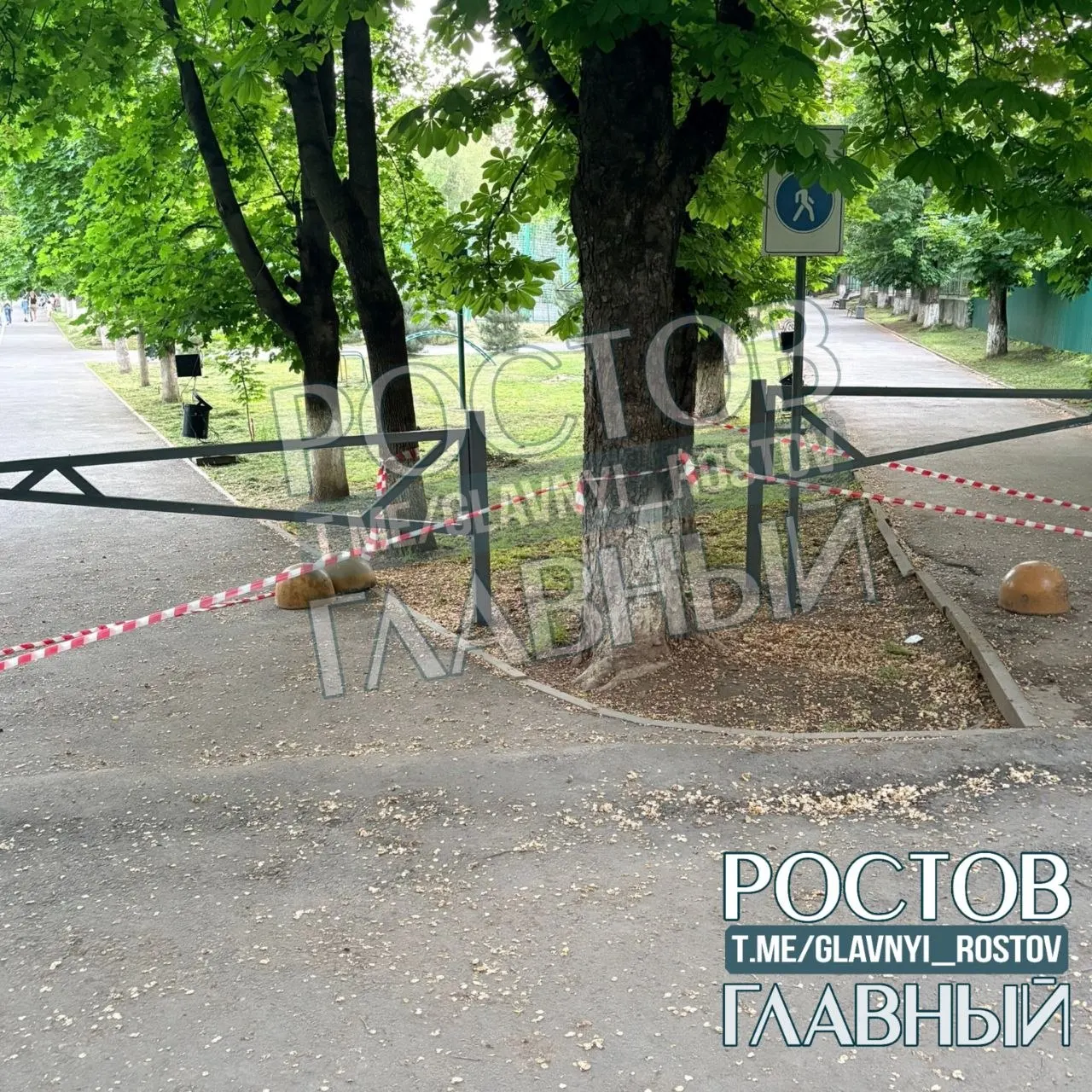 На тротуаре у входа в парк Октября появились ограждения без освещения и предупреждений. Жители боятся за безопасность пешеходов, колясок и велосипедистов.