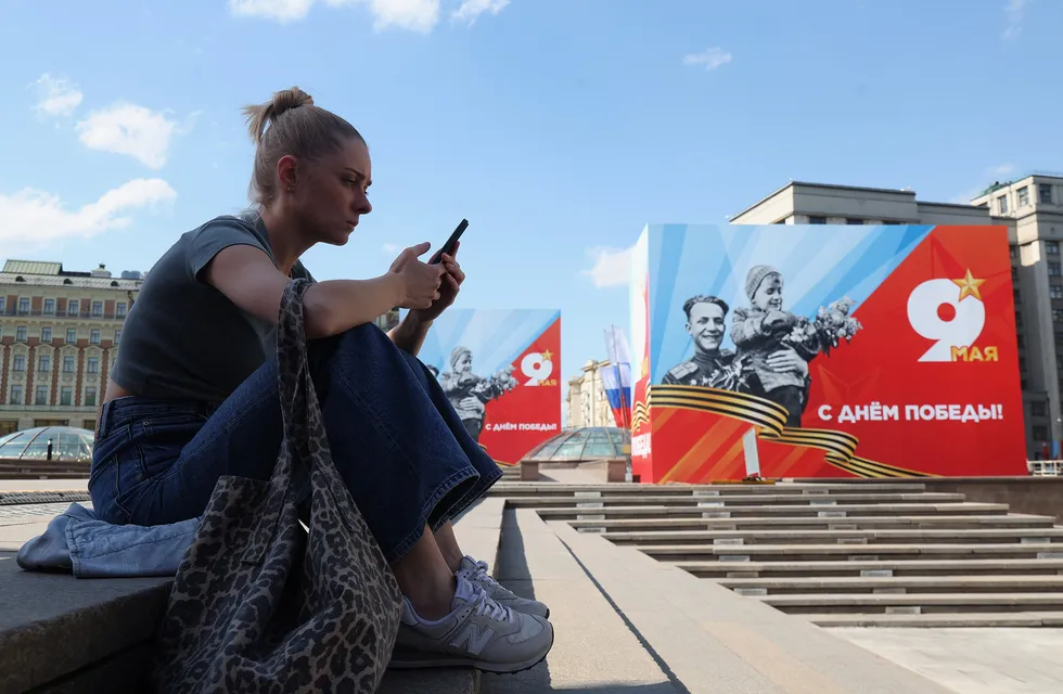 Утром 9 мая в центре Москвы отключили мобильный интернет. Операторы восстановили доступ частично после парада, полностью — около 13:00. В ряде других российских городов тоже сообщали о перебоях.