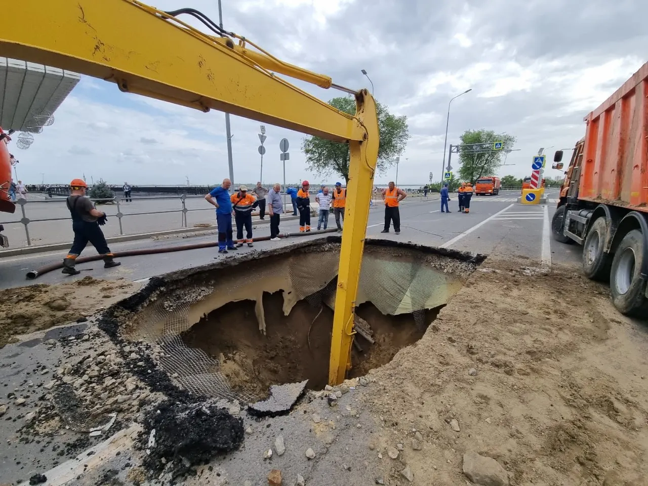 В центре Волгограда жители сообщили о затоплении Нулевой продольной грязной жидкостью с запахом канализации. Коммунальщики заявляют, что устраняют засор в системе.