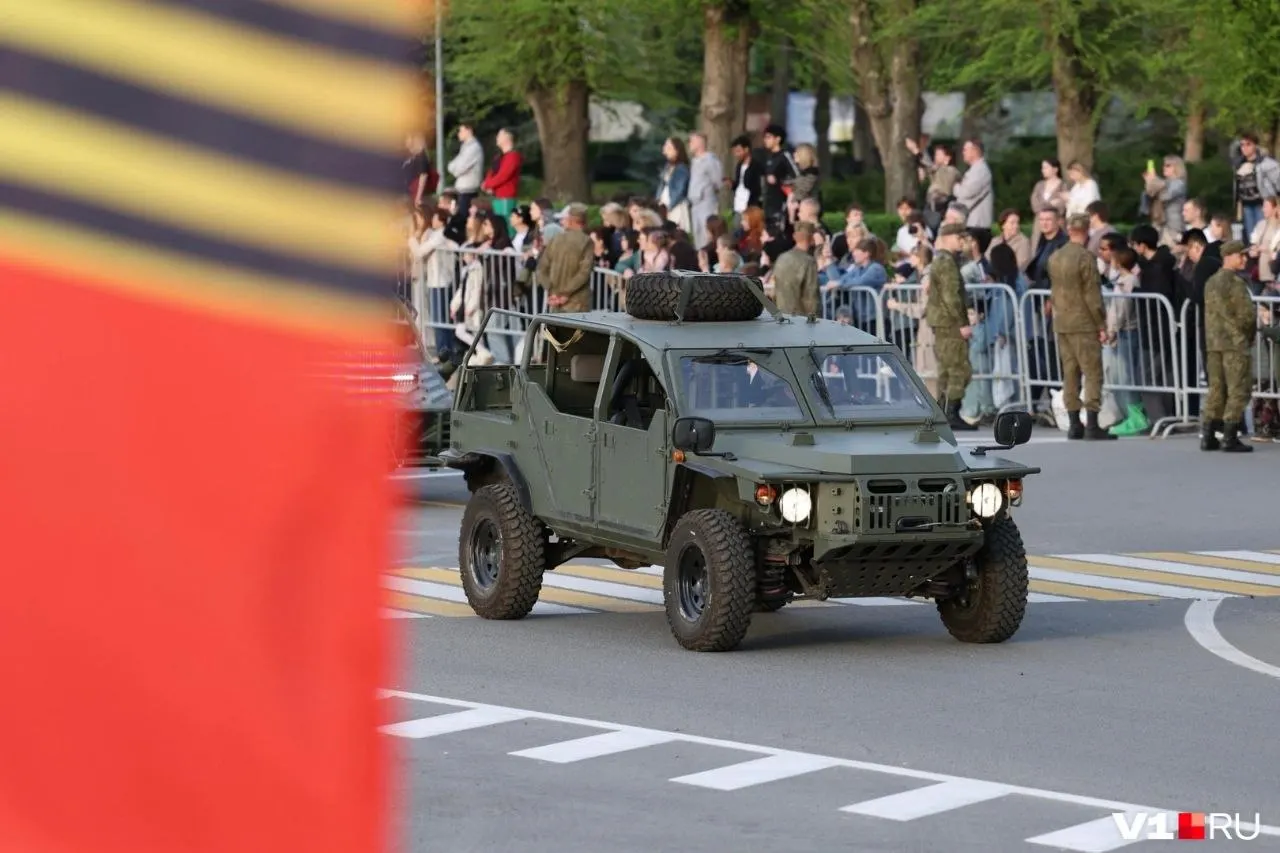 На площади Павших Борцов в Волгограде идут репетиции Парада Победы: командование громко и настойчиво корректирует шаг и выправку строя.