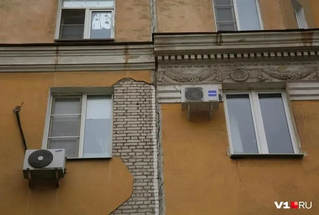 Фонд капитального ремонта планирует выполнить работы по дому на пр. Ленина только в 2029–2031 годах; жители предупреждают об опасности прохождения рядом с разрушающимися фасадами.
