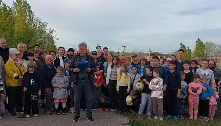 Глава Следственного комитета отреагировал на обращение жителей, которые просили защитить восстановленный ими стадион. Руководство района потребовало демонтировать «нестационарные объекты», включая флагштоки с флагами.