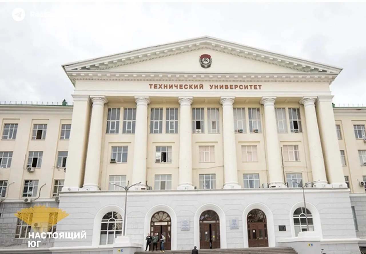 18 мая в азовском филиале Донского государственного технического университета из‑за повреждений корпуса после ночной атаки БПЛА перевели студентов на удалёнку; пострадавших нет, идут обследования и плановый ремонт.