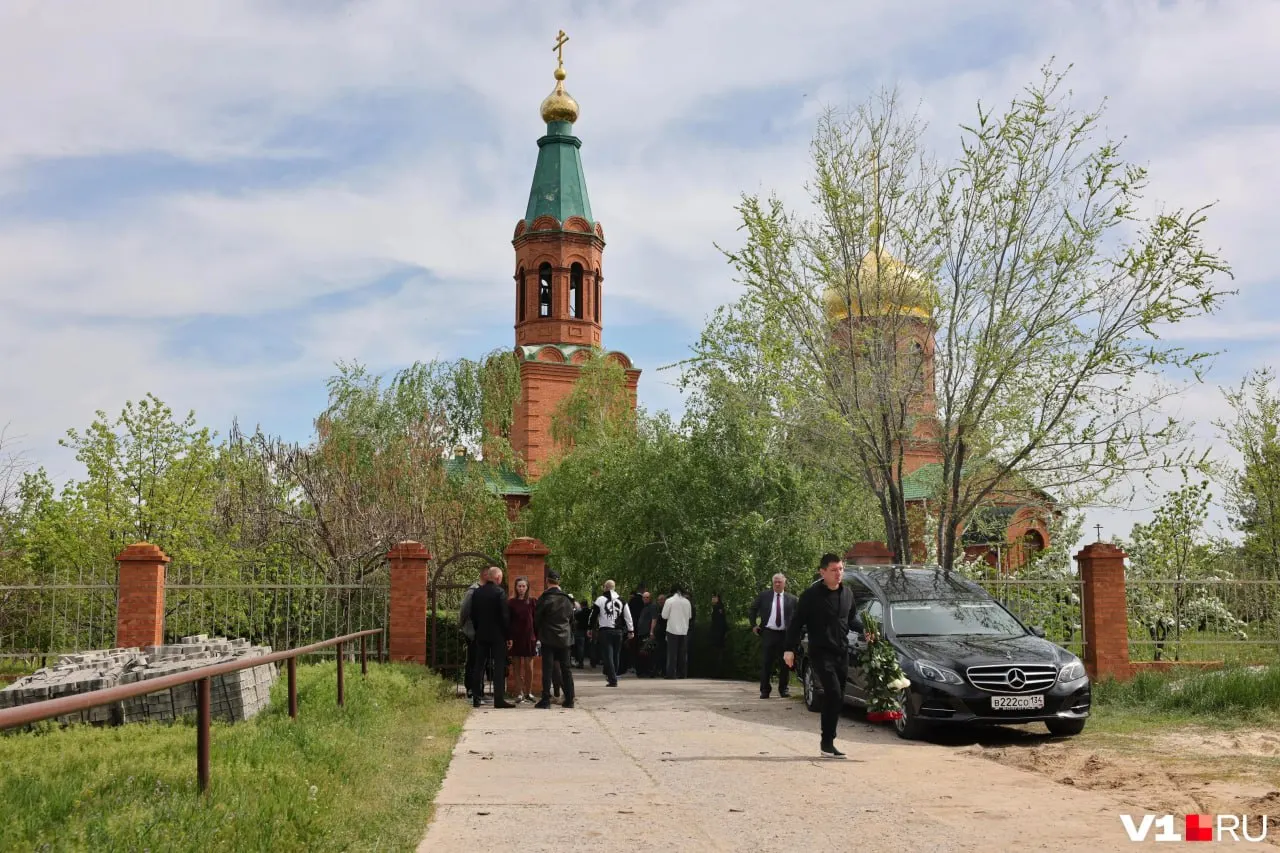 Губернатор Андрей Бочаров, мэр Волгограда Владимир Марченко, друзья и партнёры пришли проститься с Александром Назаровым; похороны пройдут на территории церкви Николая Чудотворца.