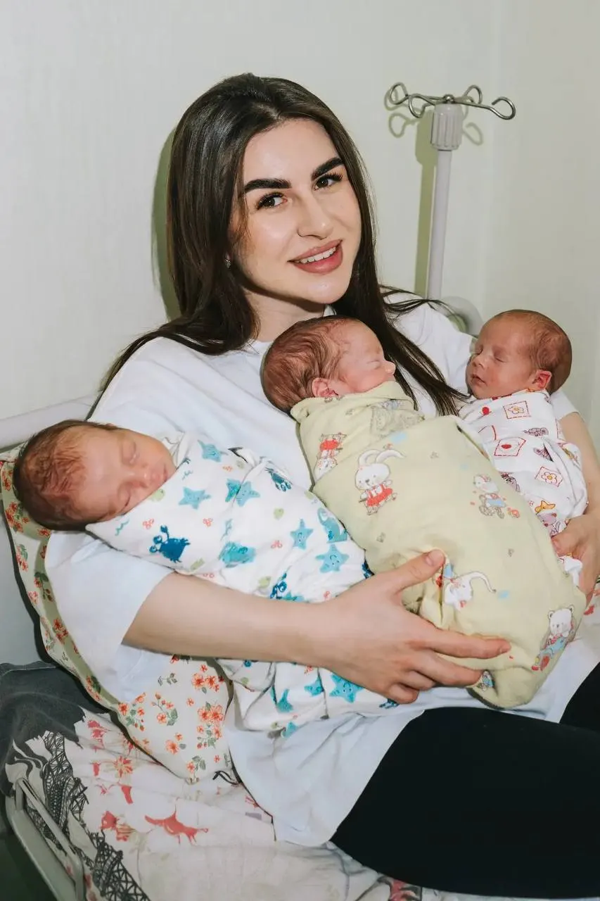 Двое мальчиков и девочка, родившиеся на 34,5 неделе, прошли наблюдение врачей и вскоре отправятся домой.