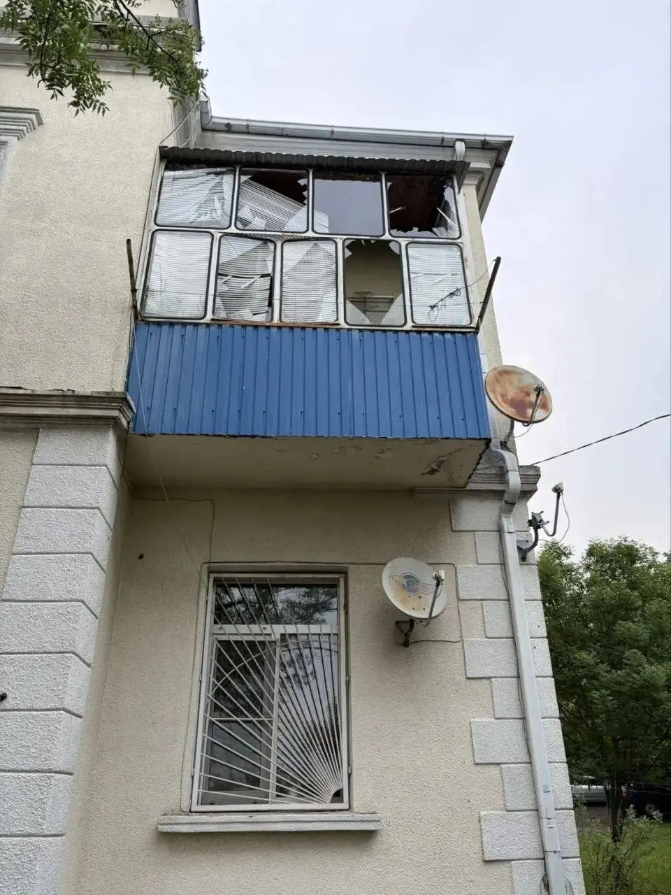 В Восточном районе Новороссийска обломки беспилотника повредили окна в двух домах. Обследование продолжается, жителей просят не подходить к фрагментам и звонить 112.