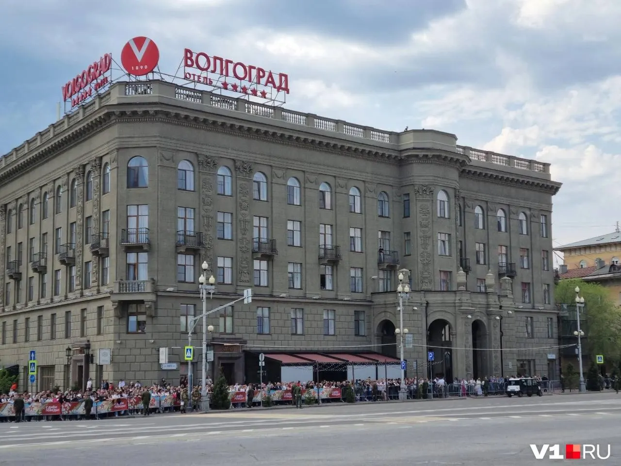 У гостиницы «Волгоград» припарковали ретро‑автомобиль, доставленный с Мамаева кургана специально для Александры Пахмутовой. Для композитора заранее приготовили отдельное место в VIP‑трибуне; ветеранов привезли на ретро‑машинах.