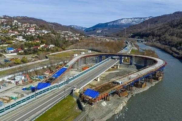 Дорожники собираются компенсировать возможный вред экосистеме при строительстве обхода Адлера выпуском молоди лососевых в реку Мзымта в Сочи.