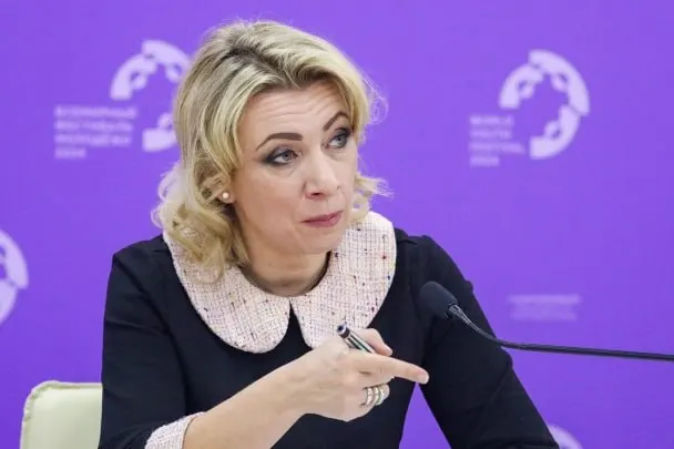 Официальный представитель МИД заявила, что сотрудники Госдепа уведомляют российских дипломатов о том, что их дети, рождённые в США, автоматически считаются американскими гражданами, хотя семьи не подавали заявлений.
