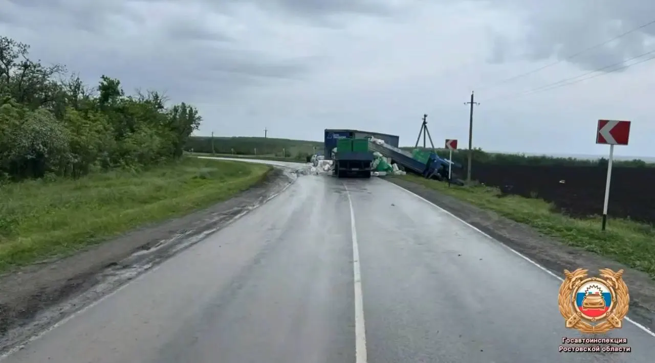 Утром на повороте водитель МАНа выехал на встречную полосу и столкнулся с КАМАЗом. Один участник ДТП скончался, ещё один доставлен в больницу.