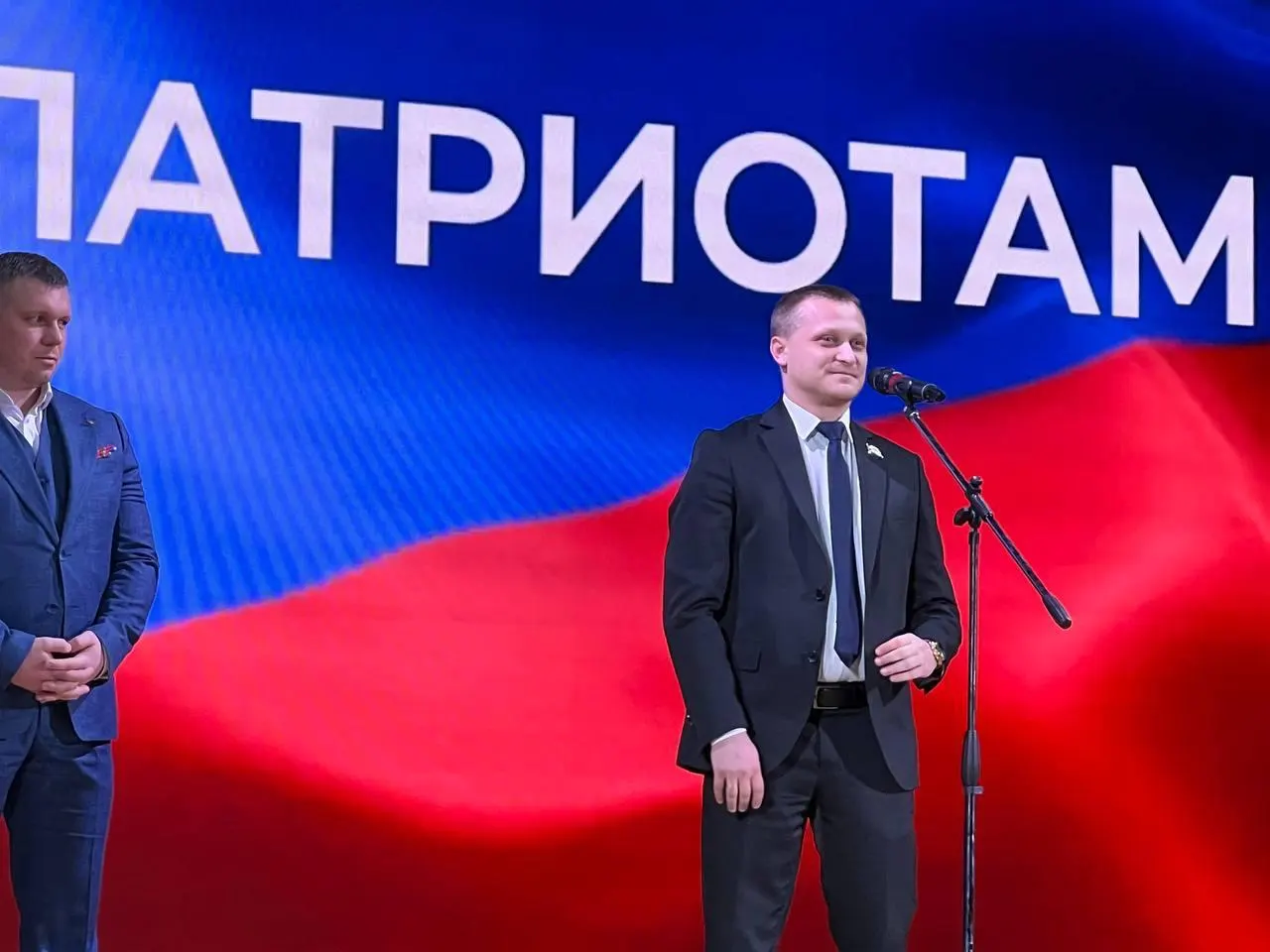 Следствие полагает, что депутат краевого заксобрания Антон Аверьянов и его помощник требовали у предпринимателя почти семь миллионов рублей за мандат. Несмотря на арест, Аверьянов пока сохраняет депутатские полномочия.