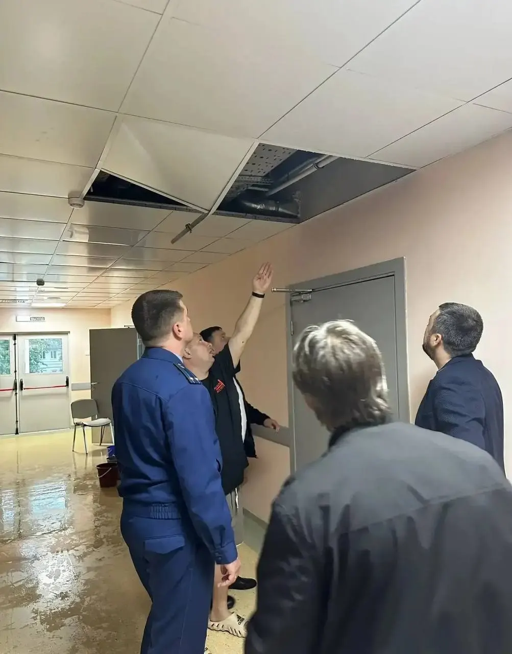 В Краснодарском крае из-за прорыва ливневой системы трехэтажное здание детской поликлиники оказалось затоплено до второго этажа. Прокуратура проводит проверку качества строительных работ.