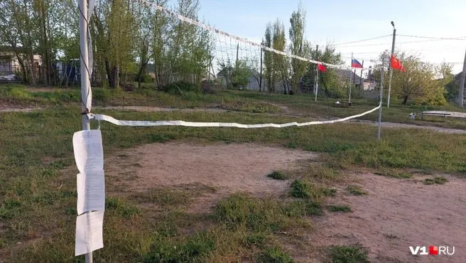 В Дзержинском районе Волгограда администрация потребовала убрать с восстановленного жителями стадиона ворота, качели и скамейки, назвав их «самовольными объектами». Местные опасаются, что территорию освободят под застройку.