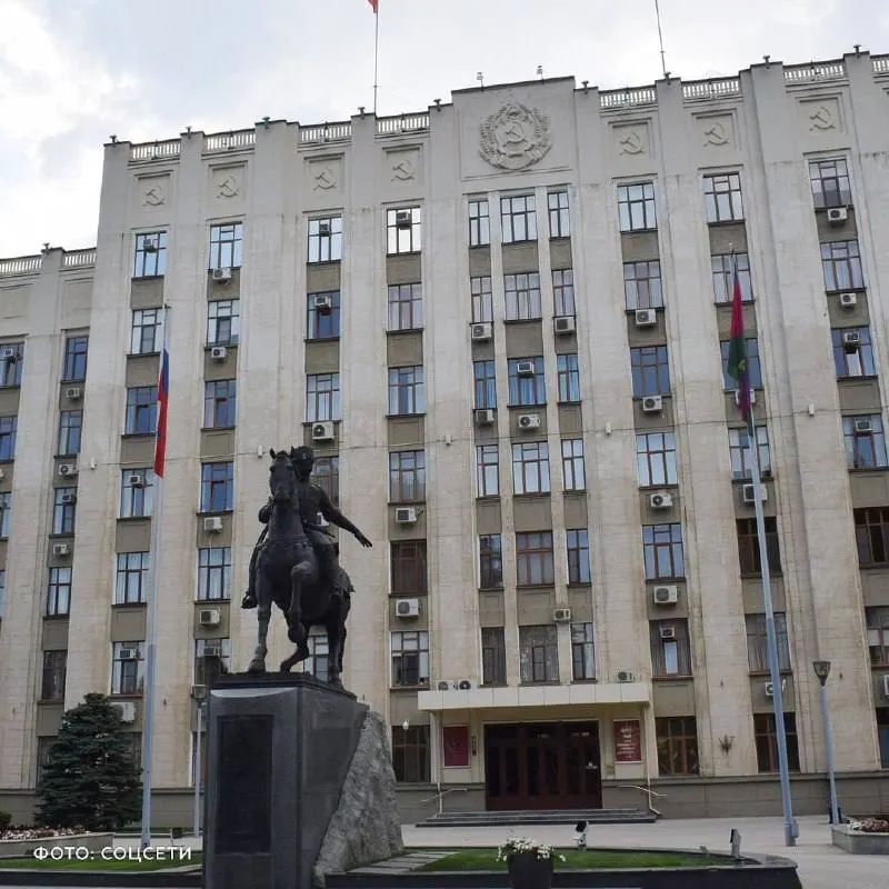 В Краснодарском крае обнаружили тело 52-летнего директора государственного казённого учреждения по эксплуатации административных зданий. По неофициальным данным, рядом с телом нашли разряженное ружьё; официальных комментариев пока нет.