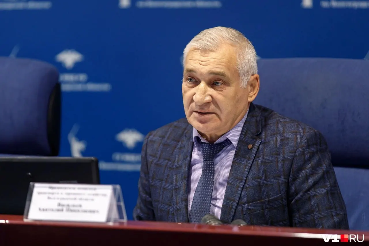 Глава облкомдортранса на заседании думы заявил, что улучшение качества дорог и возросший трафик приводят к росту аварийности; в числе проблемных названы трасса Волгоград—Сальск и курортные маршруты на юг.