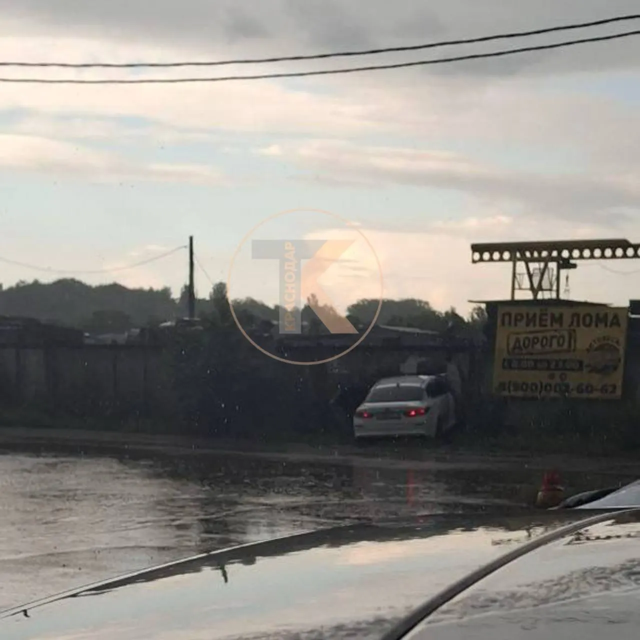 Автомобиль на полной скорости врезался в ограду пункта приема металлолома; водитель сказал, что не заметил стену из‑за дождя и града. Обстоятельства происшествия уточняются.