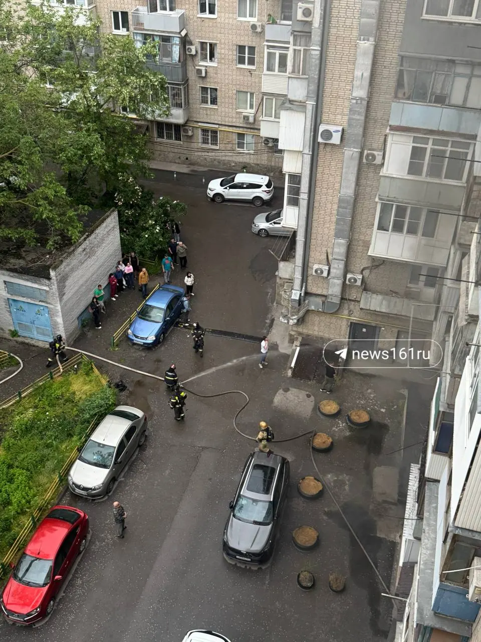 Дым виден со второго–третьего этажа. Пожарные не смогли заехать во двор из‑за припаркованных машин, шланг протянули через весь двор, к одному из балконов подняли лестницу для эвакуации.