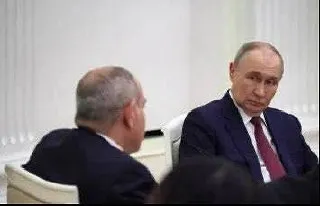 Маркетплейсы временно остановили торги армянскими товарами без подробных объяснений; позже Wildberries связал это с новыми таможенными требованиями. Роспотребнадзор заблокировал более 1,1 млн бутылок воды «Джермук». Ограничения появились после визита Пашиняна в Москву.