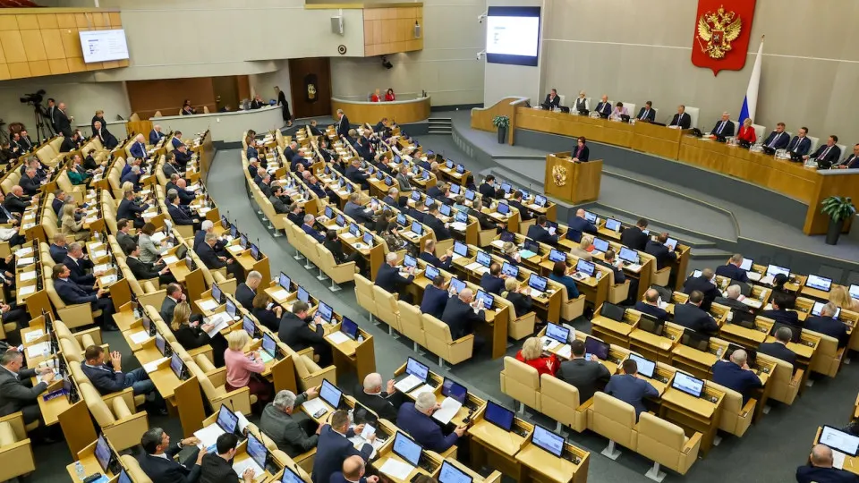 Комитет Госдумы одобрил поправки ко второму чтению, которые отменяют привязку стоимости арестуемого имущества к сумме штрафа для россиян, уехавших за границу и осужденных по политически мотивированным статьям. Процессы будут идти в отсутствие гражданина, решения вступают в силу немедленно; закон планируют ввести с 1 сентября 2026 года.