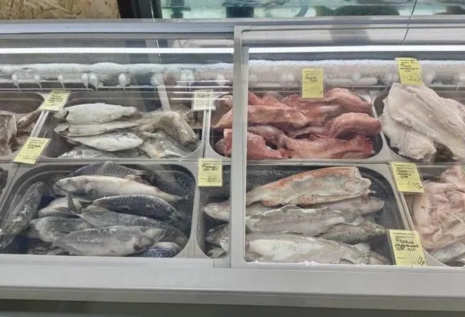 Полиция изъяла 155 кг немаркированной рыбы; следствие выясняет, как продукция попала на прилавки и кто её поставлял.