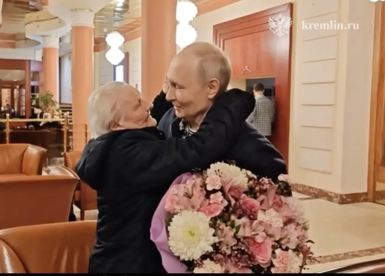 Президент встретился со своей первой учительницей; во время встречи обе стороны не сдерживали эмоций — педагог обнимала и целовала его, не скрывая слёз.