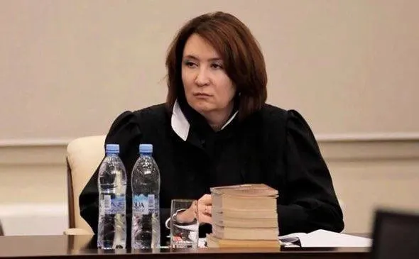 Генпрокуратура утверждает, что Роберт Хахалев через фиктивные сделки перевёл крупную недвижимость на подконтрольную фирму и пытался легализовать более миллиарда рублей; дело рассматривается в суде, заседание отложено до 1 июня.