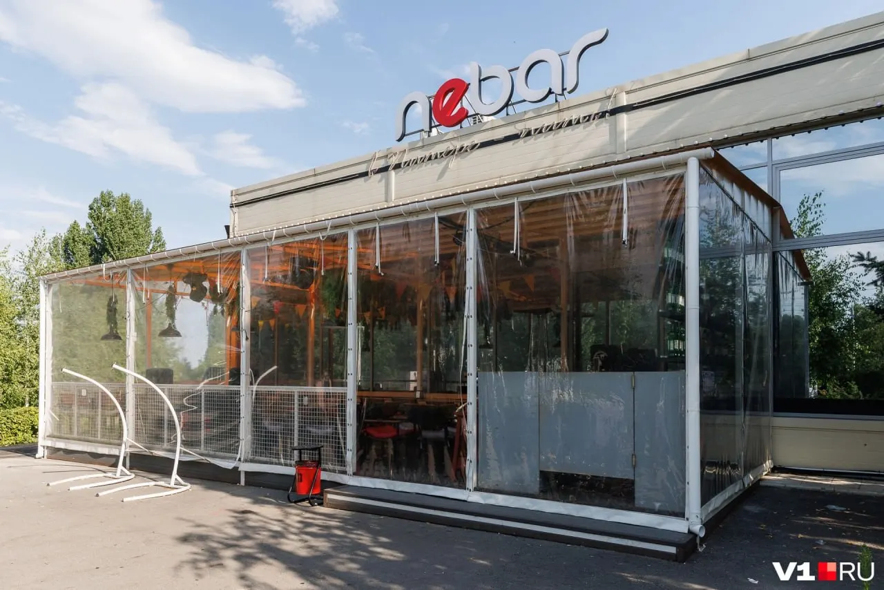 В Новороссийске владельцы решили продать бар, известный серией скандальных выступлений; в заведении обещают, что смена собственника не повлияет на работу.