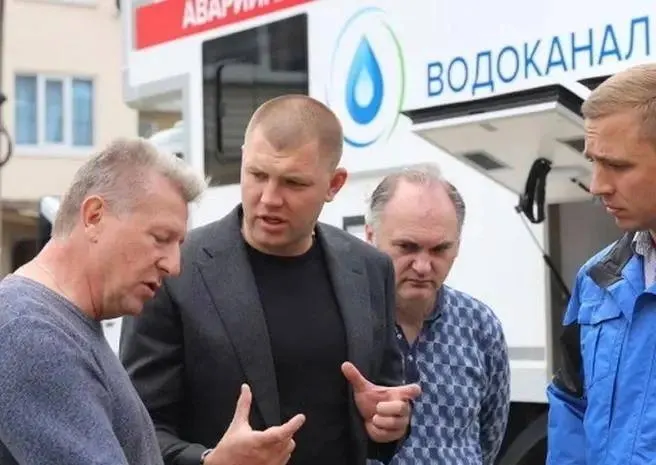 Экс-чиновника, ранее руководившего краевым департаментом строительства, поместили под арест по ходатайству следствия. Детали уголовного дела уточняются.