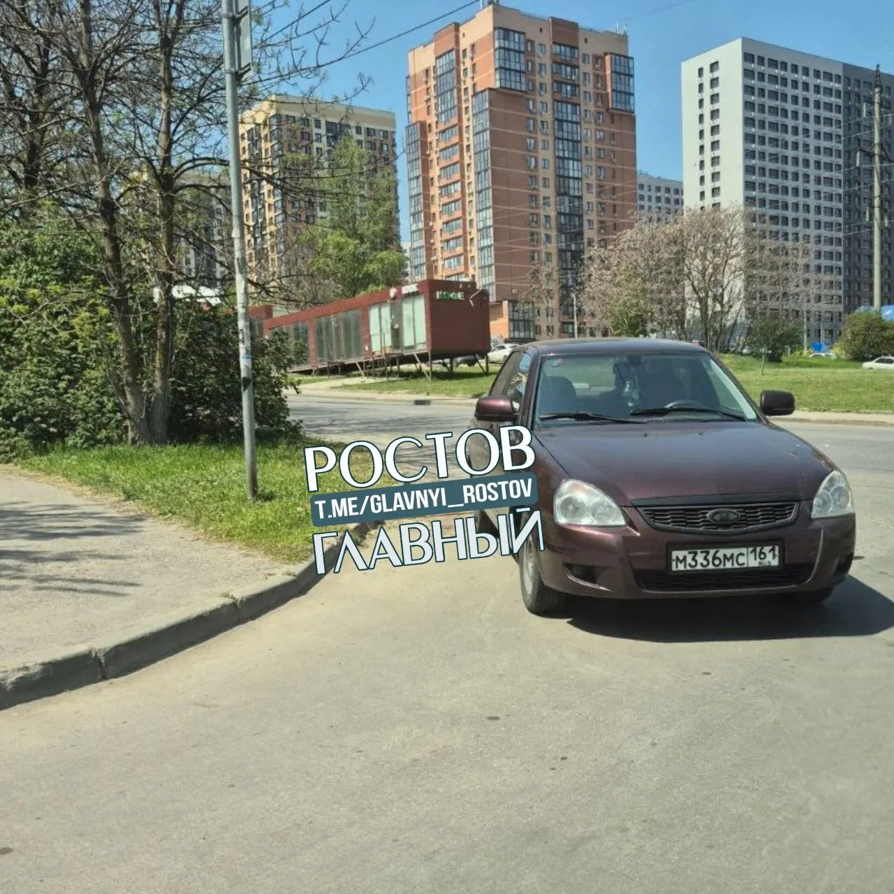 Автомобиль, регулярно припаркованный на пересечении дорог рядом с домом №70 на Орбитальной, закрывает обзор при выезде с прилегающей территории и заставляет выезжающих выезжать на встречную полосу. Жители просят владельца соблюдать правила стоянки; в случае повторения планируют обратиться в ГИБДД для эвакуации.