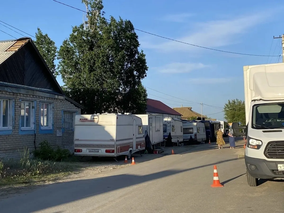 В станице Судовская Волгоградской области в течение трёх дней проходили съёмки картины «Хой» о лидере «Сектор Газа»: в главной роли — Никита Кологривый, планировались автомобильные погони с каскадёрами.