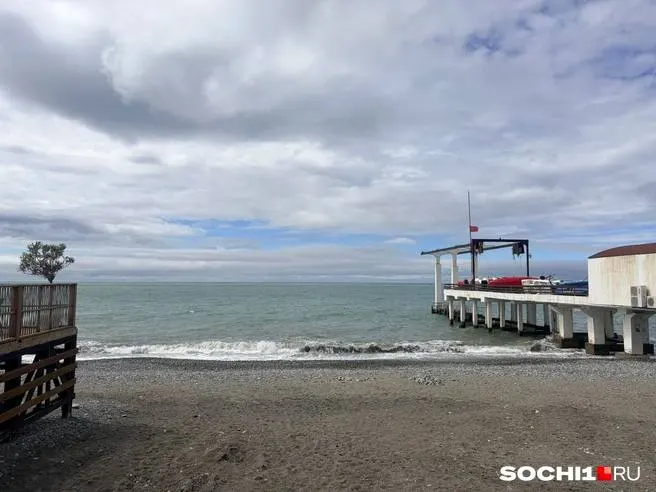 Власти курорта переключили внимание с наращивания туристического потока на усиление антитеррористических мер: в отелях отработали планы при угрозе дронов и схемы эвакуации.