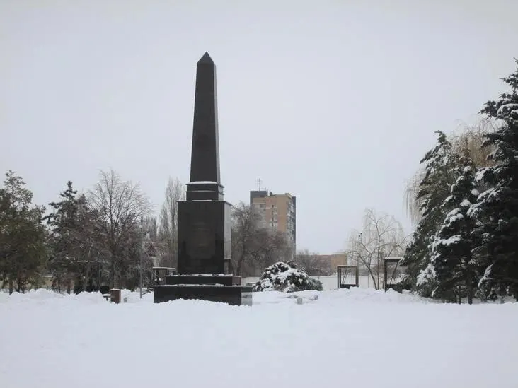 Сегодня в Камышине торжественно откроют стелу в честь 110‑летия летчика А. Маресьева; в городе пройдут массовые мероприятия, для которых введён запрет на продажу алкоголя на площади Павших Борцов.