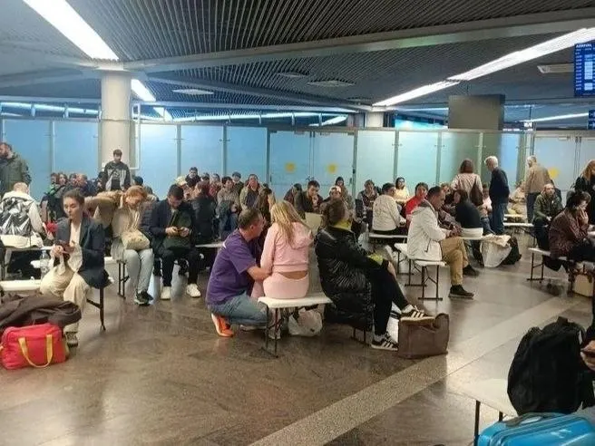 После ночной атаки аэропорт Сочи обслужил 64 рейса и около 3,5 тыс. пассажиров. Все судна, ушедшие на запасные аэродромы, вернулись, но авиаперевозчики предупреждают о возможных переносах и объединении рейсов.