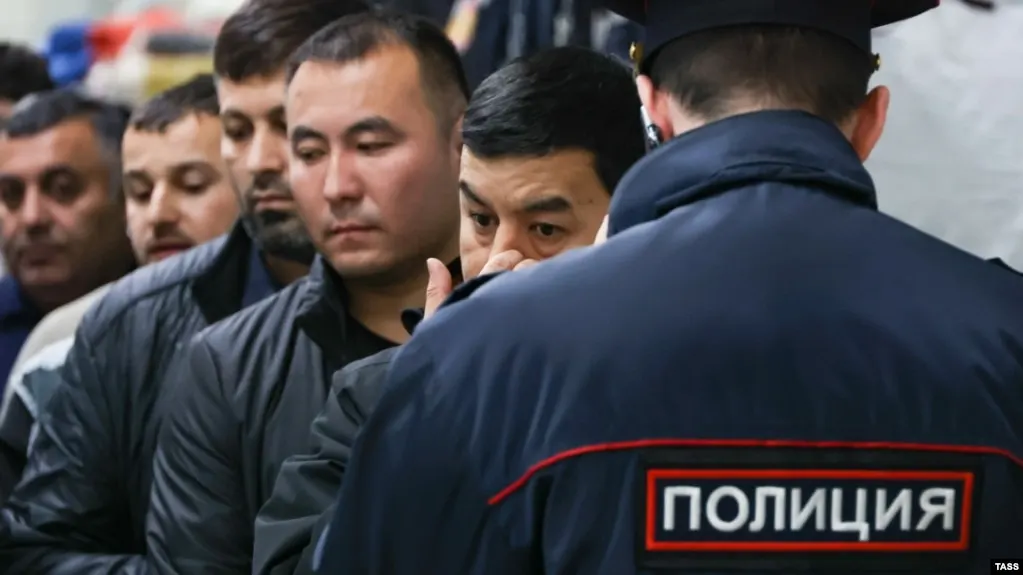 Внесённый в КоАП проект предусматривает административное выдворение иностранцев и лиц без гражданства за участие в несогласованных митингах, «дискредитацию» ВС, призывы к санкциям и другие нарушения; число таких составов возрастёт до 58.