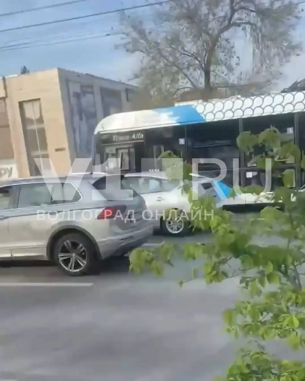 Четверо студенток покинули такси на ходу из‑за густого белого дыма. Несколько девушек получили травмы, полиция проводит проверку, служба такси сообщает о санкциях в отношении водителя.